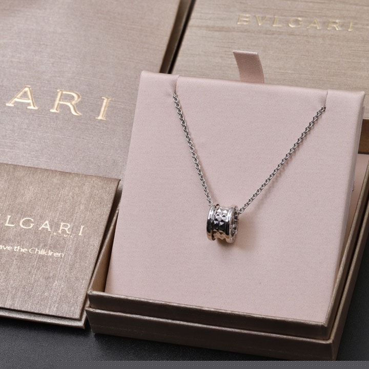Bo*te*ga venenta necklaces